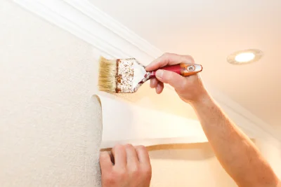 Pose de papier peint à Plouër-sur-Rance — revêtements muraux et toiles de verre